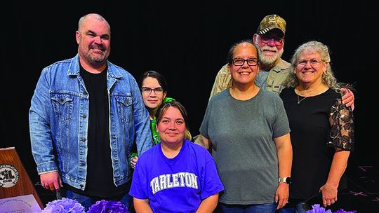 Aubrey fine arts students sign
