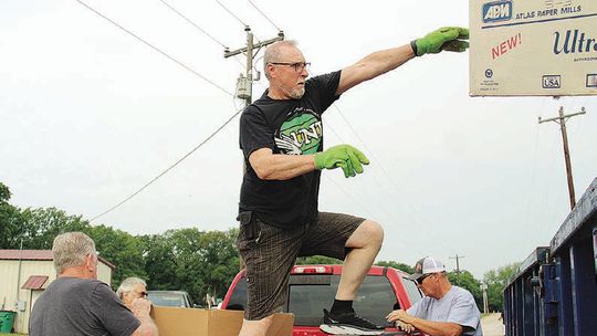 Pilot Point takes out trash