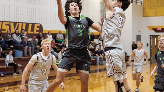 Pirates wreck Bulldogs on court