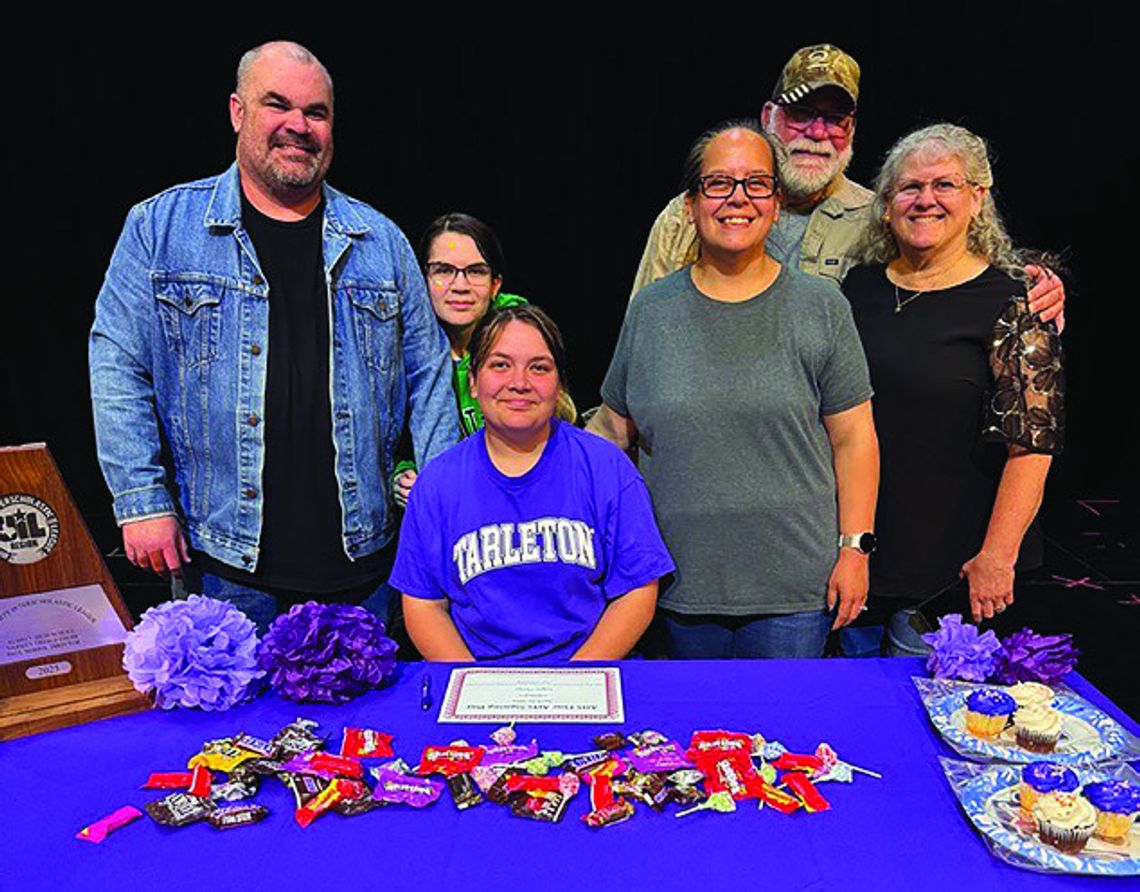 Aubrey fine arts students sign